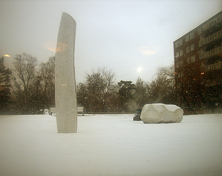 雪の中の彫刻群